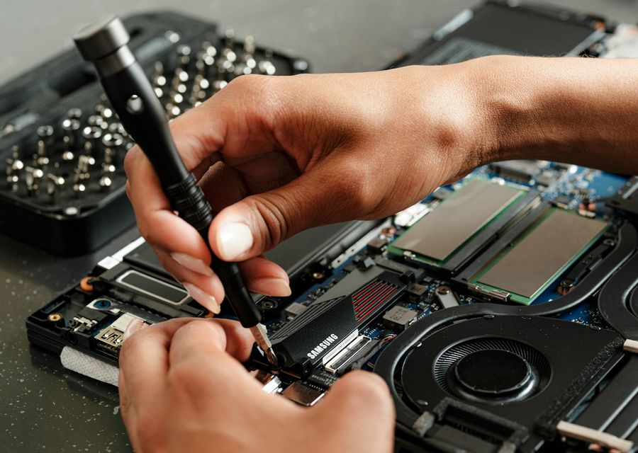 Equipamento sendo reparado na bancada