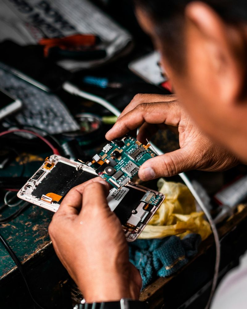 Técnico consertando um smartphone na bancada